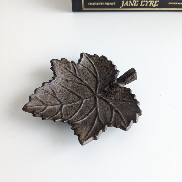 Cast Iron Maple Leaf dish - Picture 3 of 8